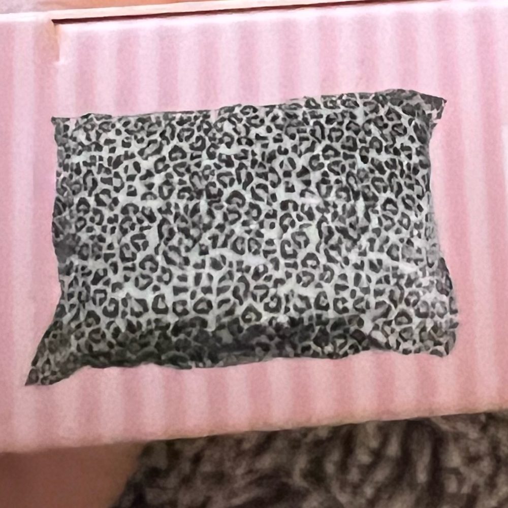THE VINTAGE COSMETIC COMPANY SATIN PILLOWCASE - Picture 4 of 7
